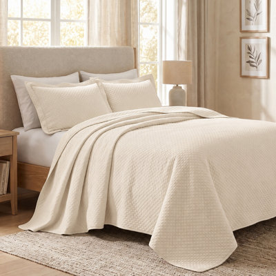 Superior Solitaire Waffled Matelassé Bedspread Set with Shams