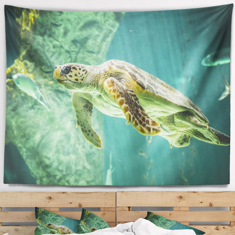 Tapisserie de natation avec une énorme tortue, H 32 po x l 39 po