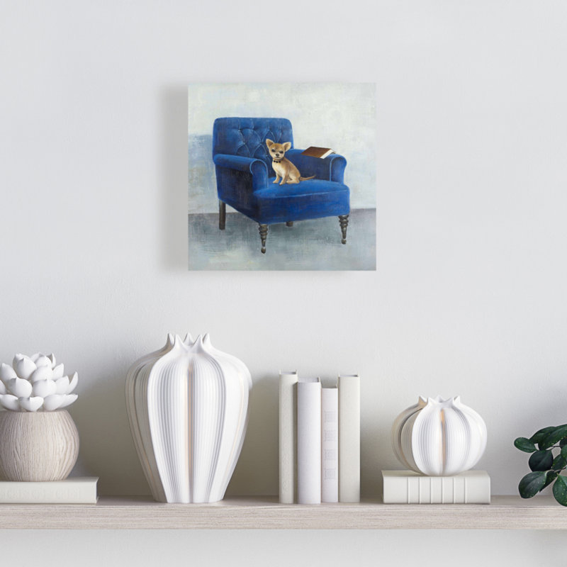 Chihuahua sur toile avec fauteuil bleu | Décoration de chambre bleue