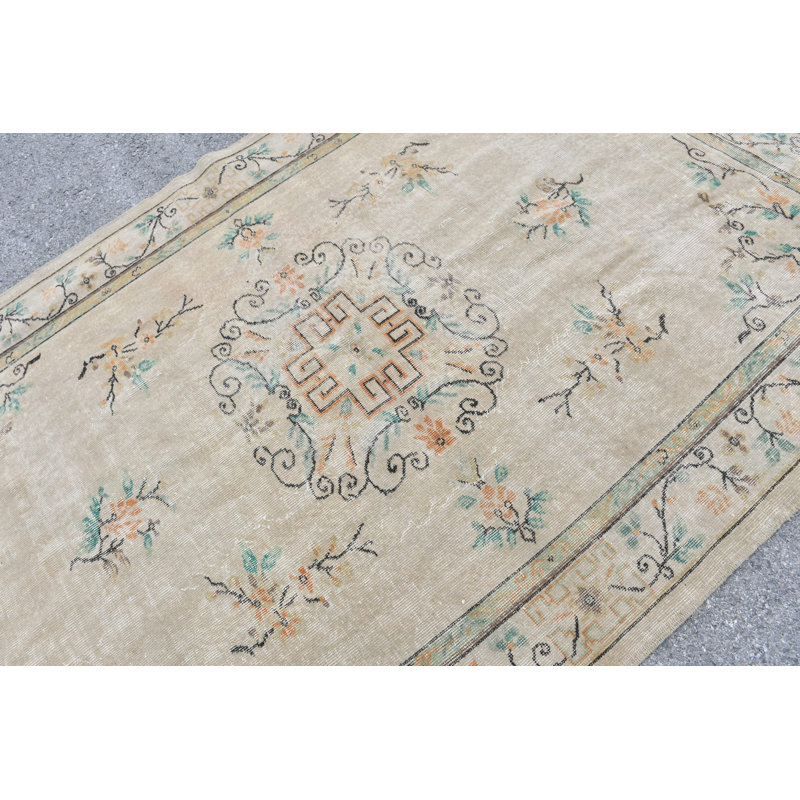Grand tapis turc rétro en laine: motif tribal beige antique pour un décor de salon confortable beige / vert