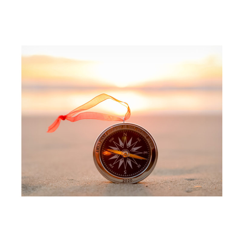Art mural sur toile tendue - Jeff Poe, "Compass on beach", art mural pour salon, chambre à coucher ou bureau - 18 x 24