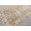Élégant tapis turc rétro avec des motifs floraux discrets et des tons pastel doux, idéal pour une décoration gracieuse