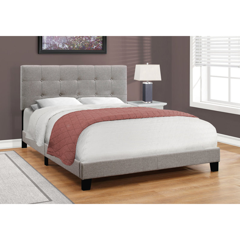 Grand lit tapissier en lin gris pour une chambre douillette de taille grise, créant un confort