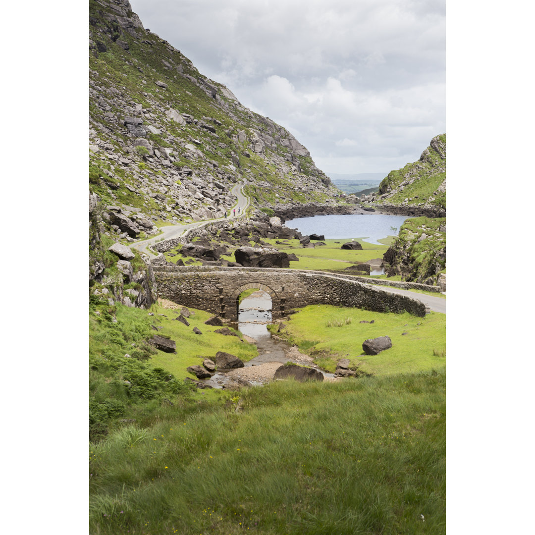 Steinbrücke am Gap Of Dunloe, Killarney National Park, Irland by Aprott - Print