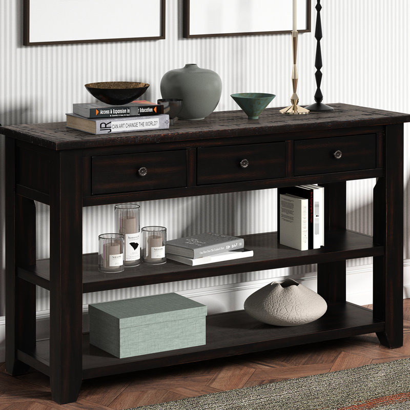 Console moderne de 48 po en bois de pin massif avec 3 tiroirs et 2 tablettes, finition noire vieillie pour le salon, et tablettes pour chambre à coucher industrielle