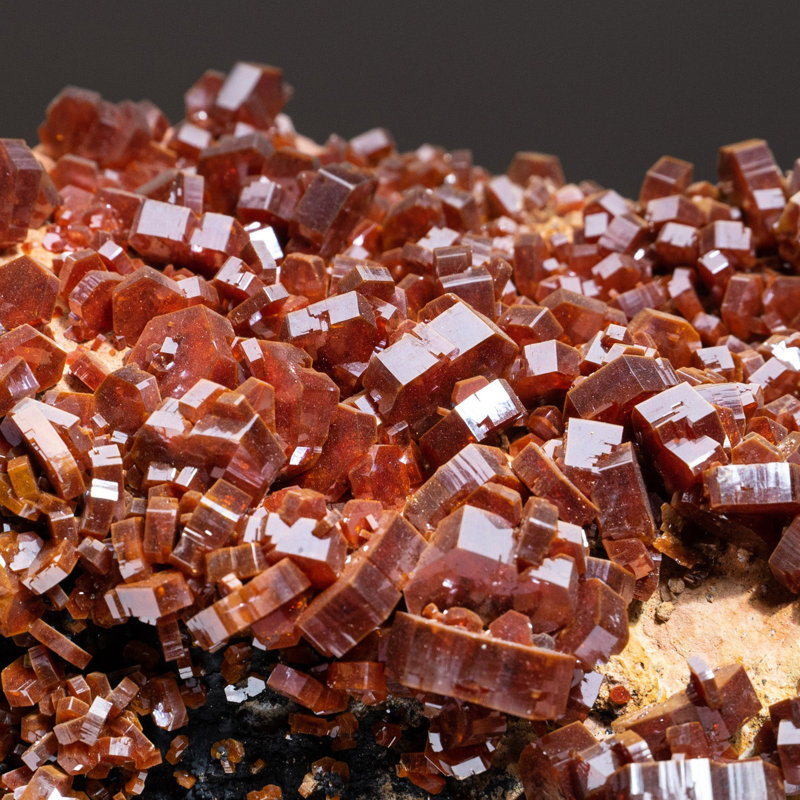 Grappe de cristal de vanadinite avec matrice de barite de Mibladen, Maroc