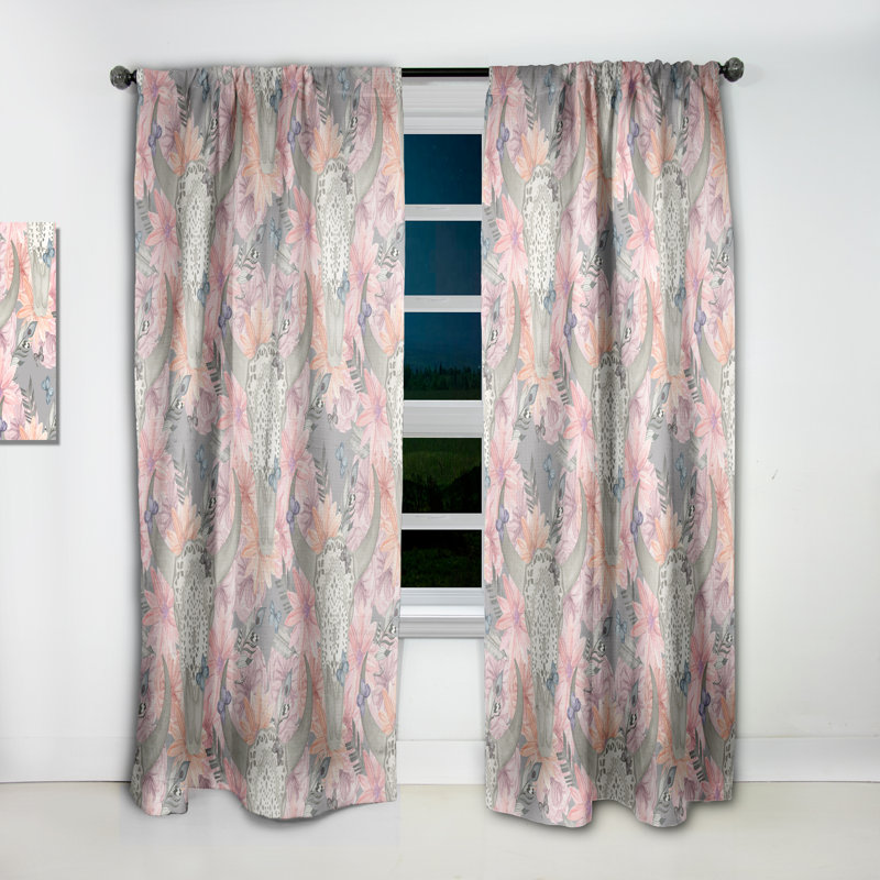 Panneau de rideau occultant en velours bohème et éclectique Skull Bull in Flowers, L 52 po x L 63 po