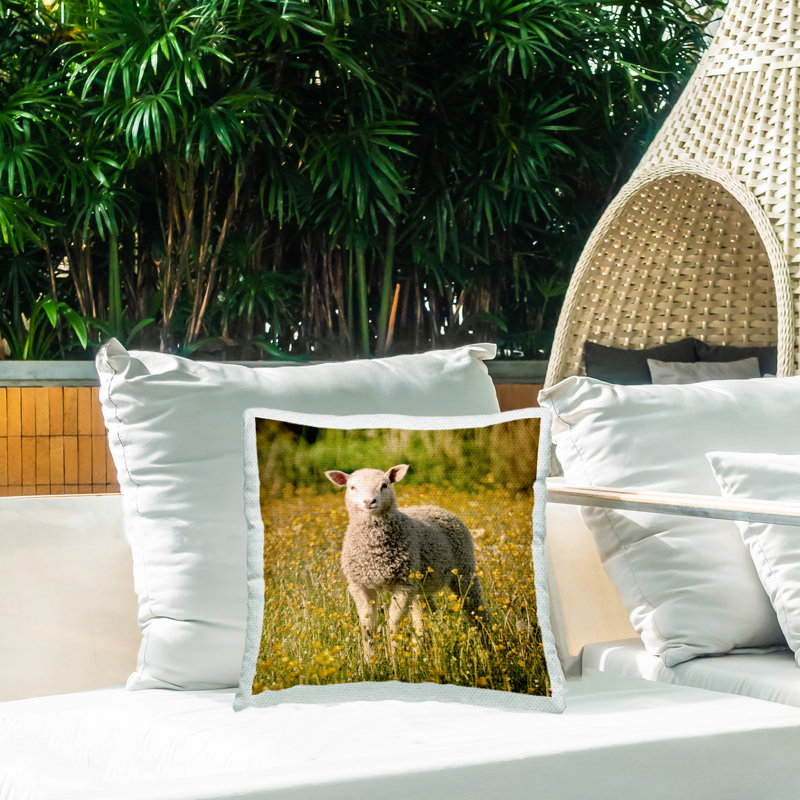 Coussin d'extérieur Farmland Sheep Country Flower Meadow par Daphne Polselli
