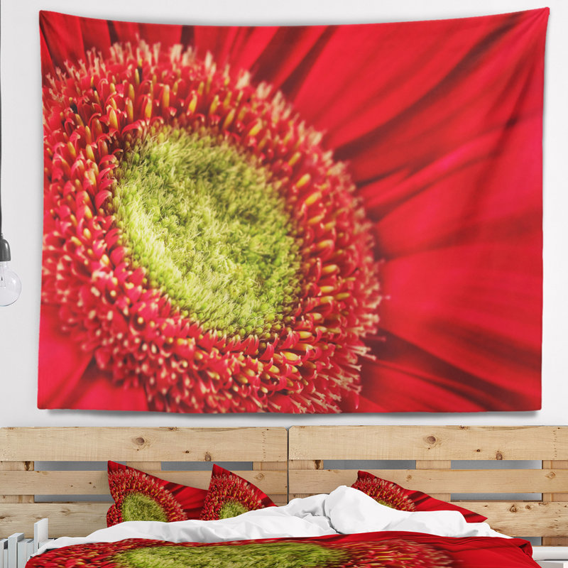 Tapisserie en gros plan avec marguerite rouge, H 50 po x l 60 po