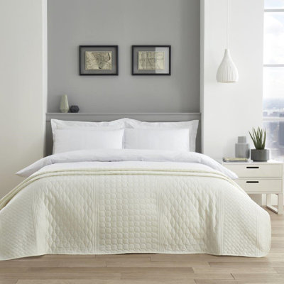 Lauralie Pin Sonic Bedspread