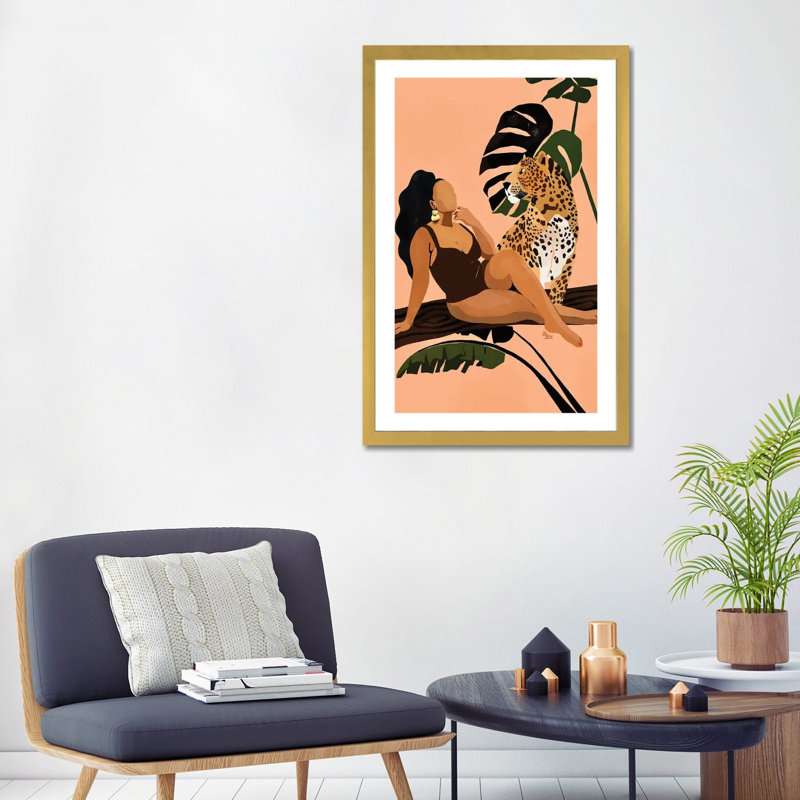 « Tika » par Brie Nicole-impression d’art graphique, H 32 po x l 24 po x P 1 po, Papier encadré doré, Blanc