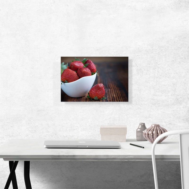 Strawberries in Plate - Reproduction de photo sur toile tendue, H 12 po x l 18 po x P 0,75 po