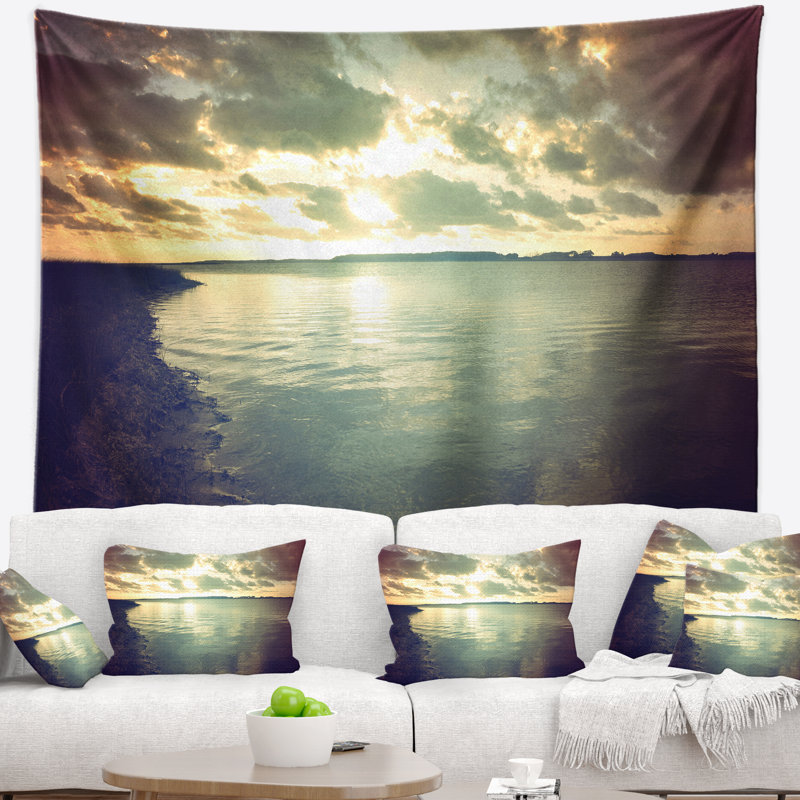 Tapisserie paysage marin foncé avec ciel nuageux, H 32 po x l 39 po