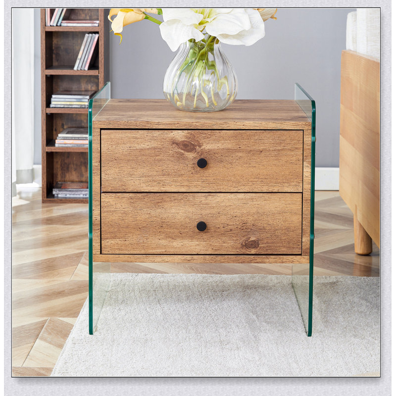 Table de chevet à double tiroir. La surface du panneau est en panneau de fibres à densité moyenne avec un autocollant de grain de bois, et les deux côtés sont en verre trempé transparent. La conception est simple et élégante, avec d'excellentes fonctions de rangement.