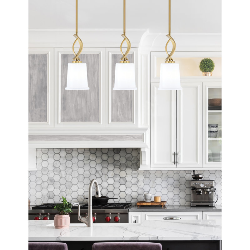Mini suspension Waldes Stem Hung présentée en finition laiton New Age avec verre opale blanc de 13,3 cm (5,25 po).