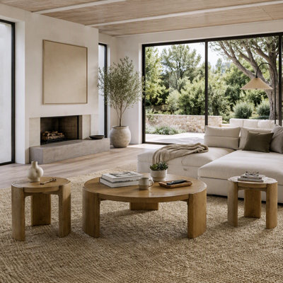 Ensemble de 3 pièces de style contemporain : 1 table basse et 2 tables d'appoint. Socle et plateau ronds. Mobilier de salon au fini noyer.