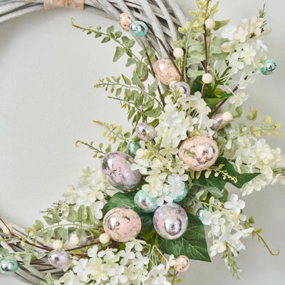 Chasse aux œufs de Pâques - œufs en chocolat rétro et buisson de lilas blanc avec ruban de velours rose rosé et porte d'entrée asymétrique printemps été