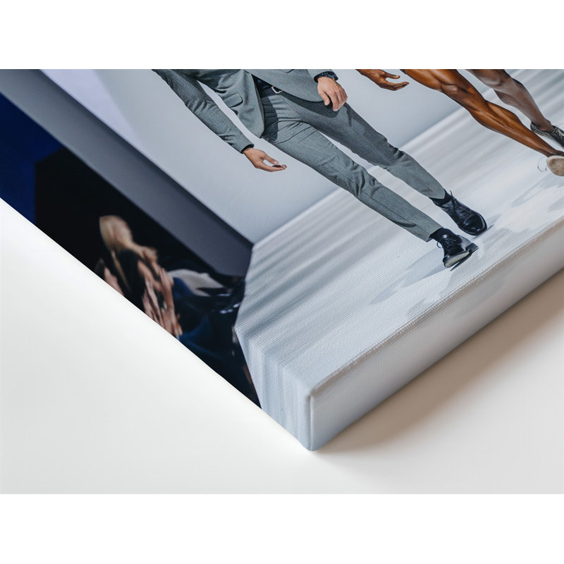 Toile, une scène de mode dynamique mettant en vedette deux mannequins qui marchent côte à côte, un dans un costume gris et pour un art mural moderne sur toile