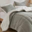Ensemble d'édredon luxueux pour lit, offrant confort et style.-112162798