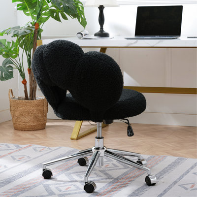 Chaise noire avec construction et siège réglable à hauteur de siège éponge rotative
