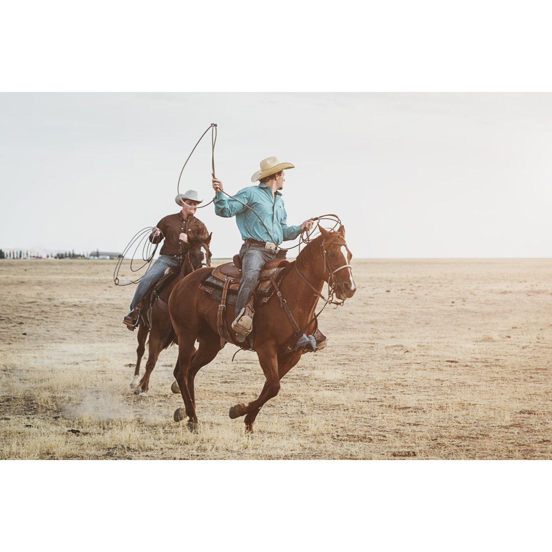 Cowboys im Galopp mit ihren Pferden von Mlenny - Kunstdrucke ohne Rahmen auf Leinwand