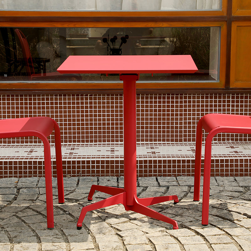 Table pliante carrée rouge - 23,6 po x 23,6 po x 29,5 po en fer intérieur et extérieur, résistante à la rouille, imperméable, robuste en forme de X, facile à plier et à ranger