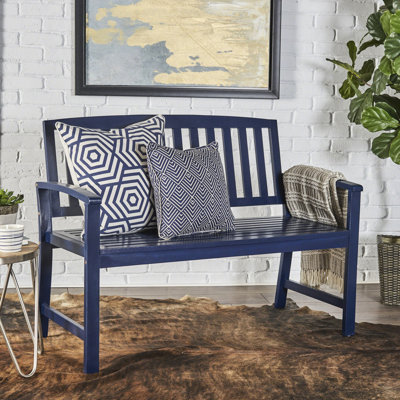 Banc en bois bleu marine pour répondre à divers besoins intérieurs et extérieurs. Environnements polyvalents.