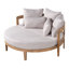Lit de jour rond d'extérieur moderne Elara en bois d'acacia de 136 cm de large avec dossier incurvé, coussin épais et coussins décoratifs