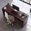 Bureau brun et ensemble de dossiers latéraux
