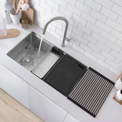 Évier de cuisine encastré à simple cuve en acier inoxydable de calibre 16 de 33 po x 19 po avec accessoires intégrés