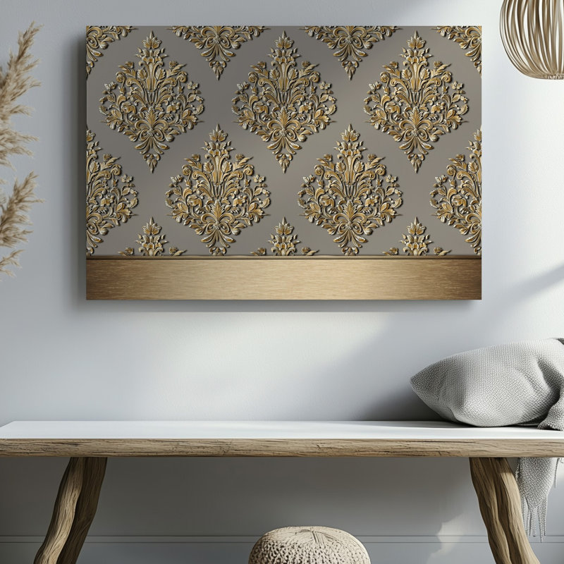 La toile crée un design de papier peint élégant avec un motif damassé complexe en or chatoyant contre un taupe doux