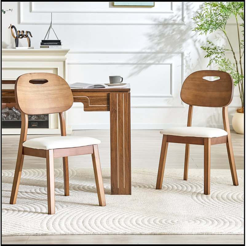 Élégantes chaises de salle à manger en bois massif de noyer avec coussins en polyuréthane blanc et dossiers évidés pour plus de confort et d'élégance