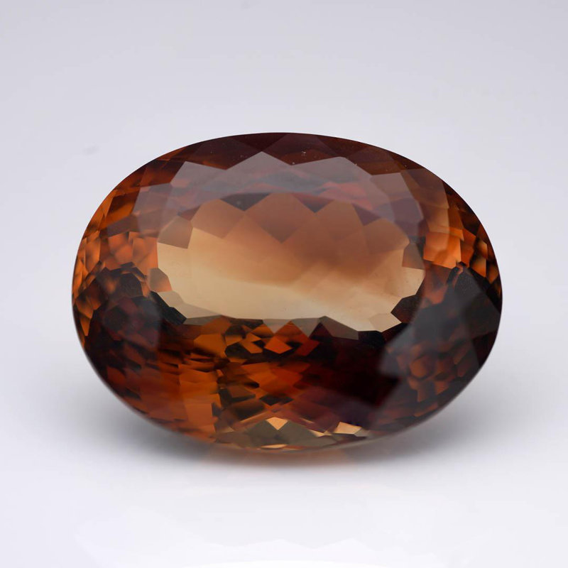 Topaze brune ovale taillée 44,88 carats certifiée GIA