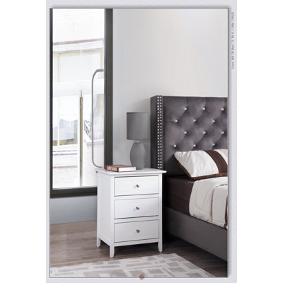 Table de chevet transitionnelle polyvalente avec trois tiroirs, parfaite pour les petits espaces et un rangement efficace.