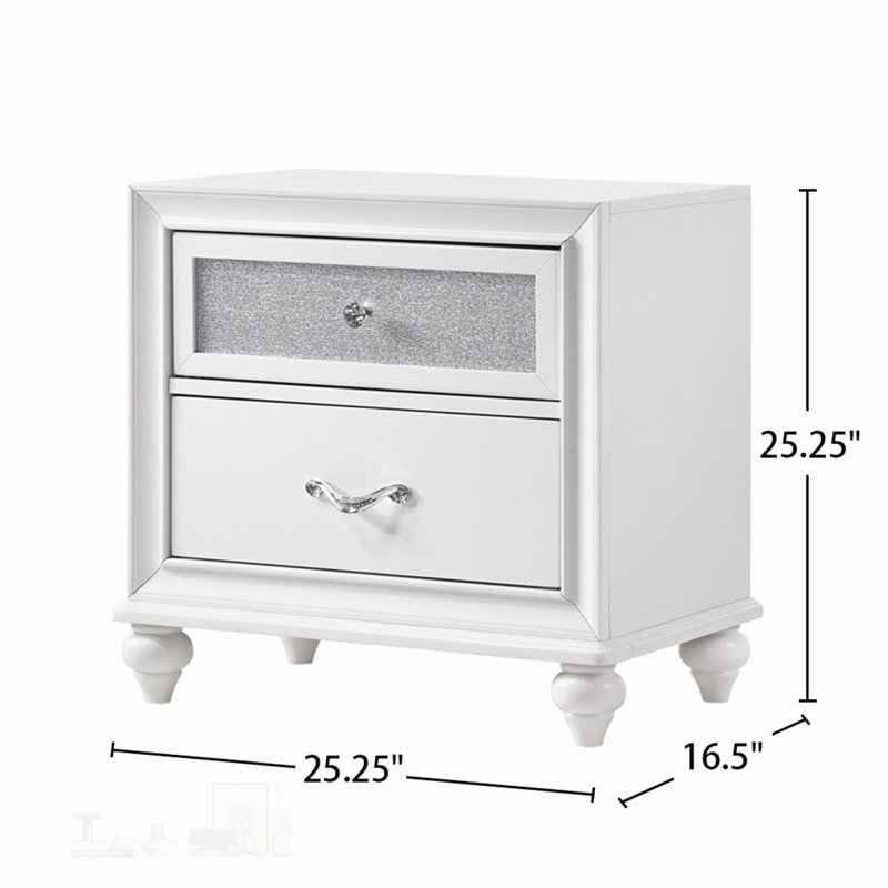 Superbe table de chevet aux détails floraux complexes et aux volutes, offrant amplement d'espace de rangement et une touche de luxe.
