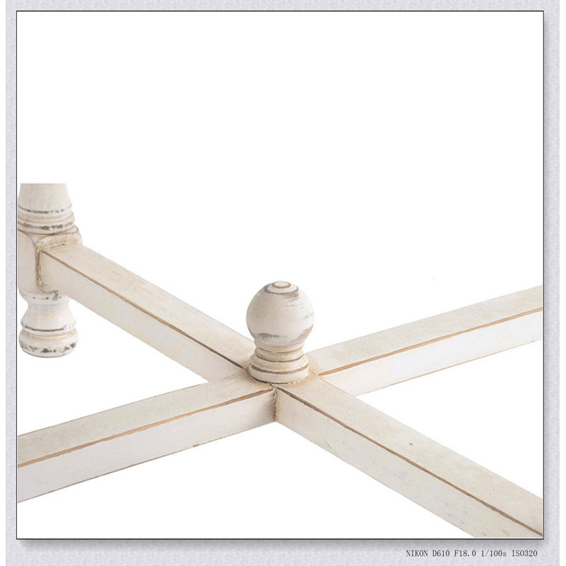 Table d'appoint carrée Alcott avec finition unique et fabrication en bois naturel durable, parfaite pour les maisons modernes et traditionnelles.