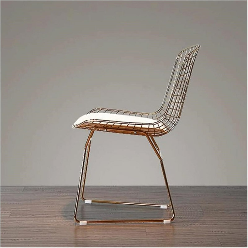 Chaise en fil de métal doré , Blanc