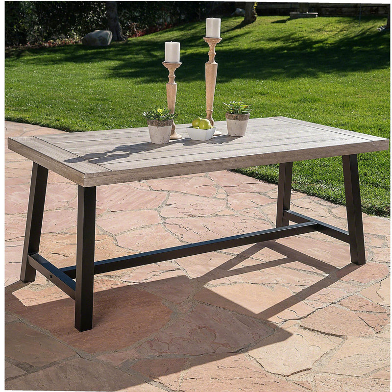 Table de salle à manger d'extérieur en bois d'acacia gris sablé clair avec cadre en métal noir rustique
