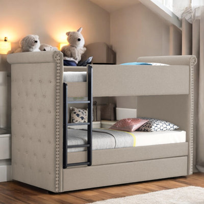 Lit superposé simple / simple avec lit gigogne, finition en tissu beige, système de lattes inclus, faisant face à gauche, garde-corps facile d'accès, bouton supérieur entièrement rembourré, garniture cloutée et tête de lit, roulettes en bois