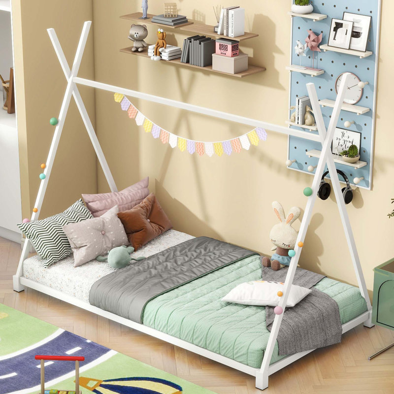 Lit plateforme simple en métal avec structure triangulaire, Blanc