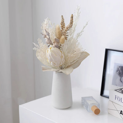 Ornements de fleurs simulées
