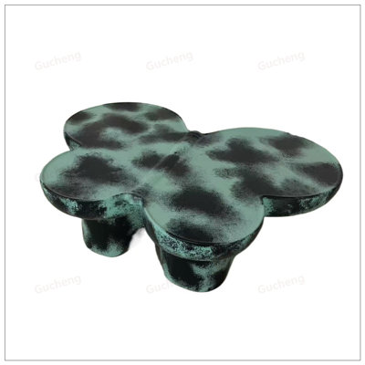 Table basse moderne en faux travertin texturé, forme gracieuse en forme de papillon pour le salon et la décoration de bureau