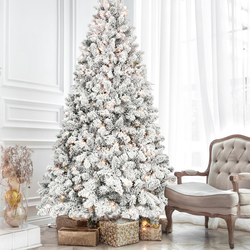 Arbre de Noël 7,5 pi Snowy Flocked