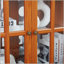 Vitrine à DEL avec portes vitrées, tablettes réglables pour objets de collection, conception à quatre portes, vitrine rétro pour la maison ou le bureau-528503734