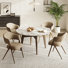 Chaise rembourrée moderne avec dossier incurvé et pieds en métal d'aspect bois, conception ergonomique et coussin épais