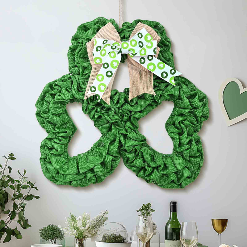 Couronne irlandaise à ruban. Décoration murale suspendue avec guirlande Patrick's Day