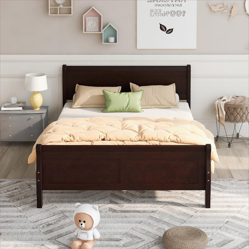 Grand lit plateforme classique en bois massif brun classique avec tête de lit intégrée et support à lattes en bois pour la chambre à coucher