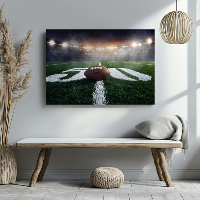 Toile, scène dramatique de nuit sur un terrain de football présentant un art mural, vue de près d'un ballon de football reposant sur la cour
