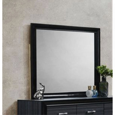 Ceci est un miroir rectangulaire, adapté à la salle de bain ou à la décoration intérieure, ajoutant une touche d'élégance à l'espace.