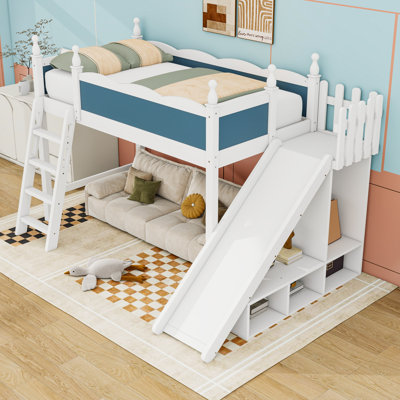 Lit mezzanine avec tablettes de rangement, garde-robe et glissade